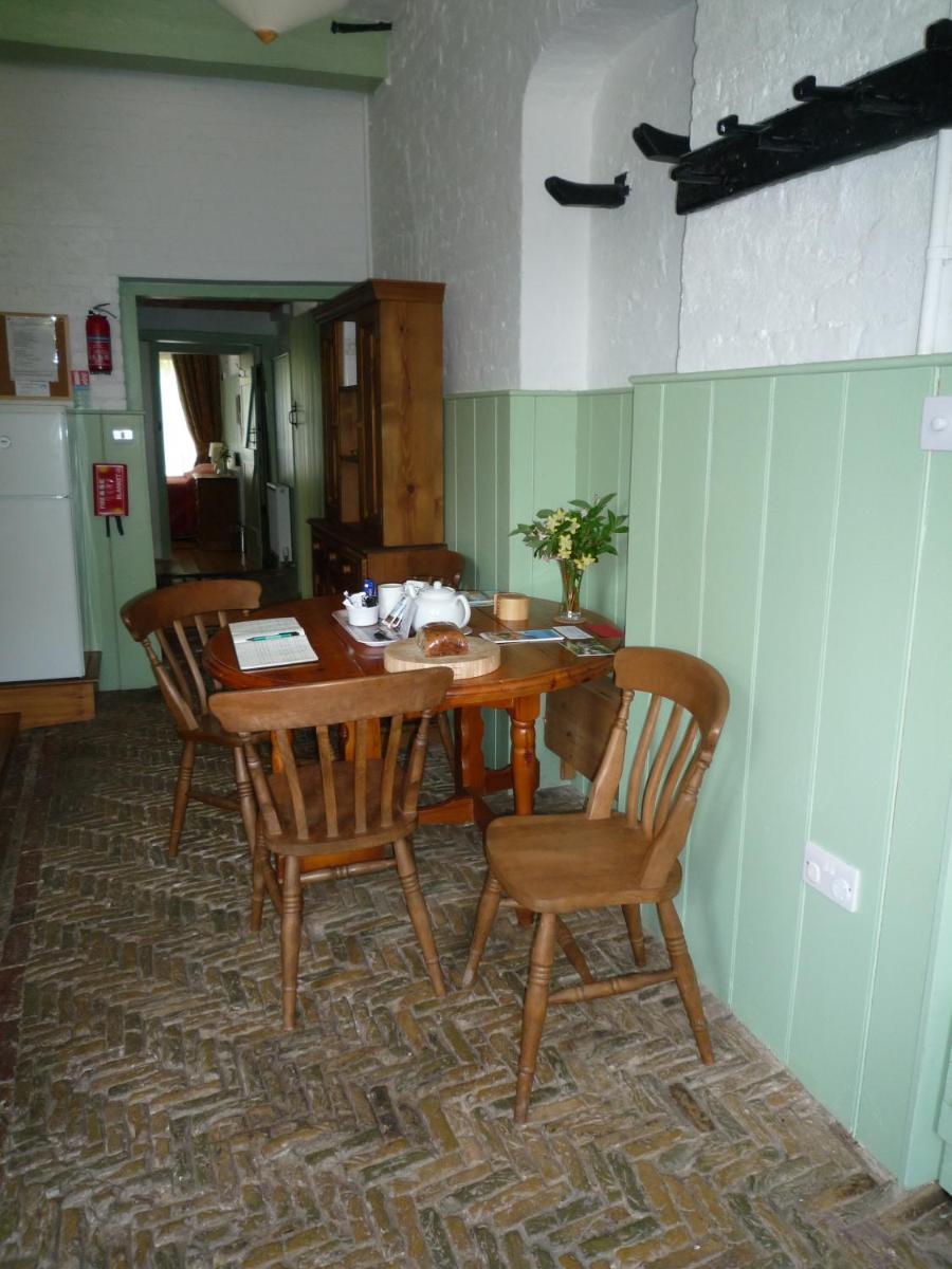 Brackenborough Hall Coach House - Saddle Room - Housity