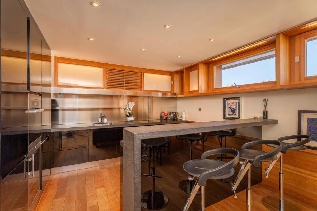 2BD Modern Apartment in Geneva Center with Rooftop by GuestLee - Housity