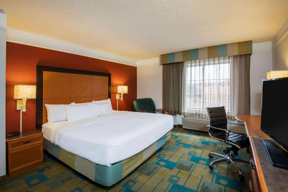 La Quinta Inn & Suites by Wyndham Colorado Springs South AP - Housity