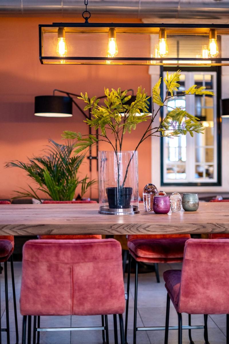 uma mesa com cadeiras e um vaso com plantas em Monte Real - Hotel, Termas & Spa em Monte Real mais 42 fotografias