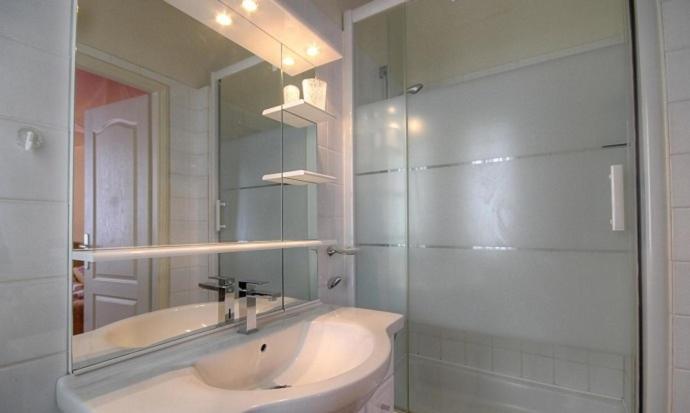 A l\'ombre du clocher - Housity