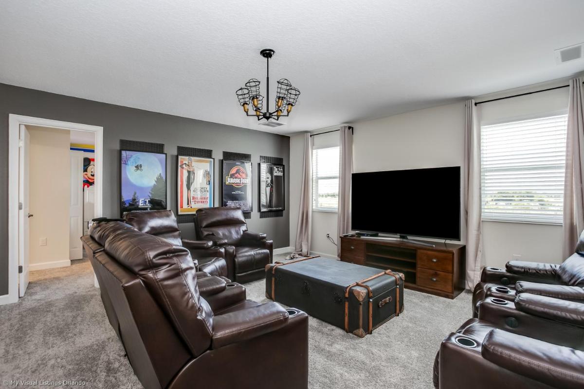 Contemporary Home w Private Pool& Spa - Housity