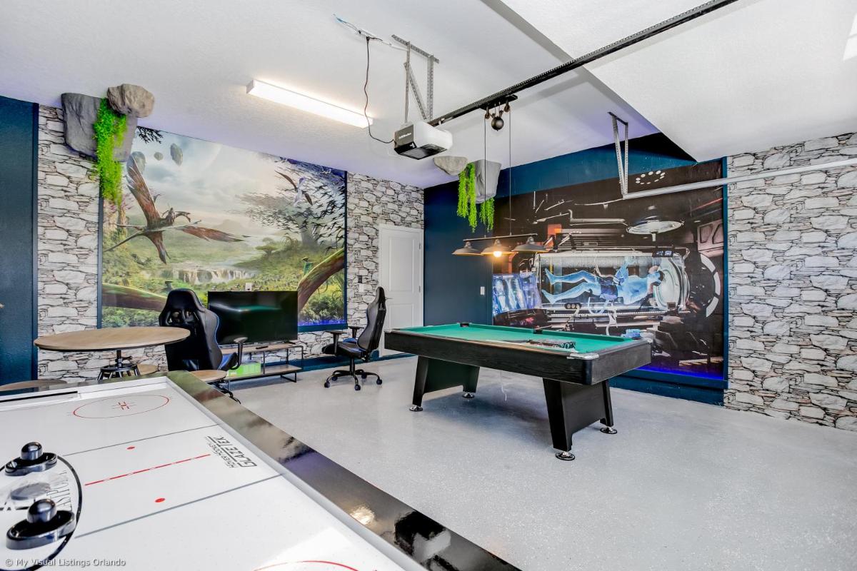 Contemporary Home w Private Pool& Spa - Housity