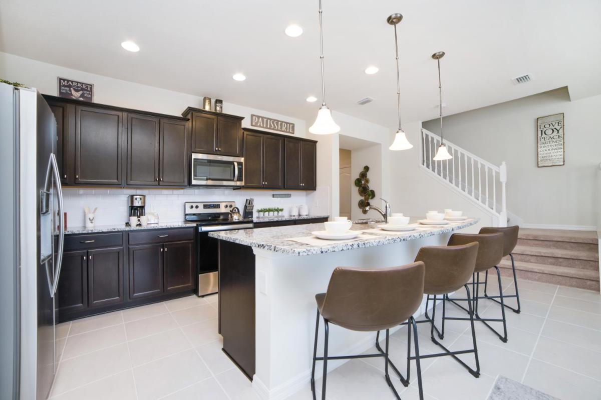 Townhome Splash Pool BBQ FREE Water Park - Housity