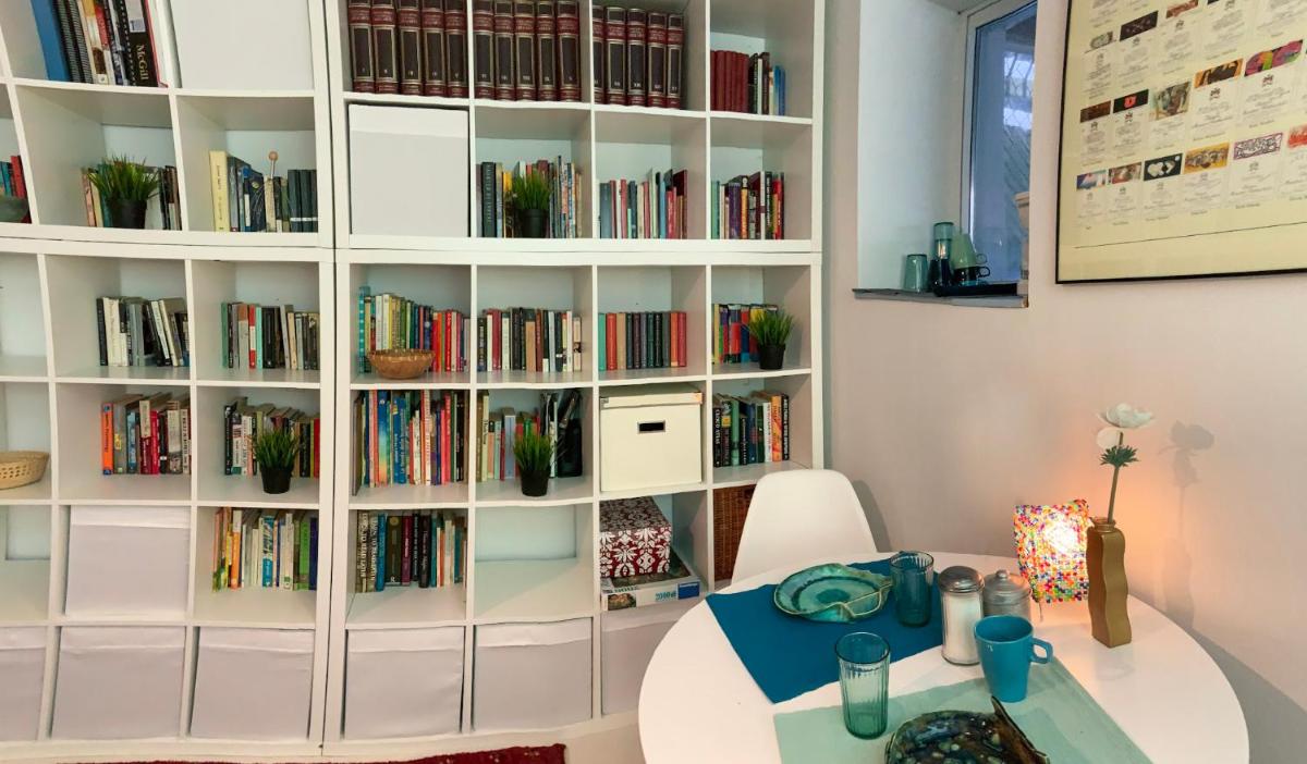 An independent beach retreat steps from the lake and right in the city - Housity