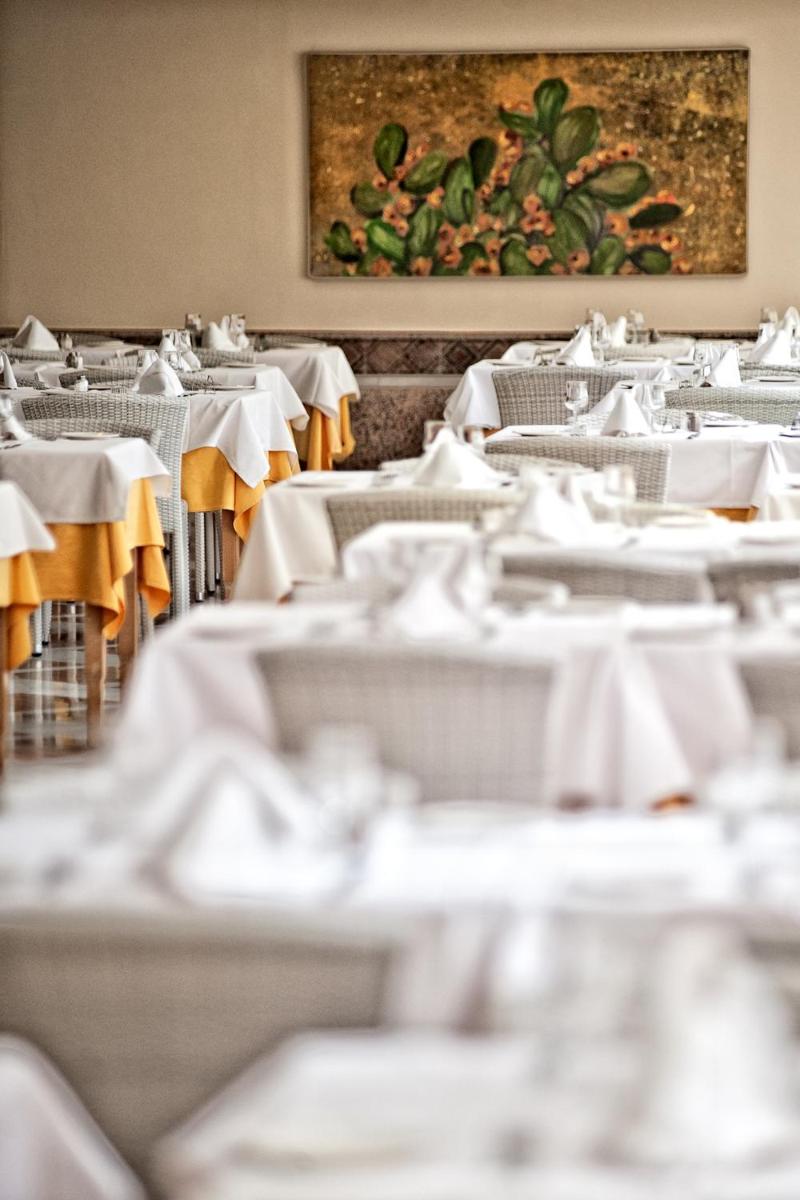 Un restaurante o sitio para comer en Spring Hotel Bitácora