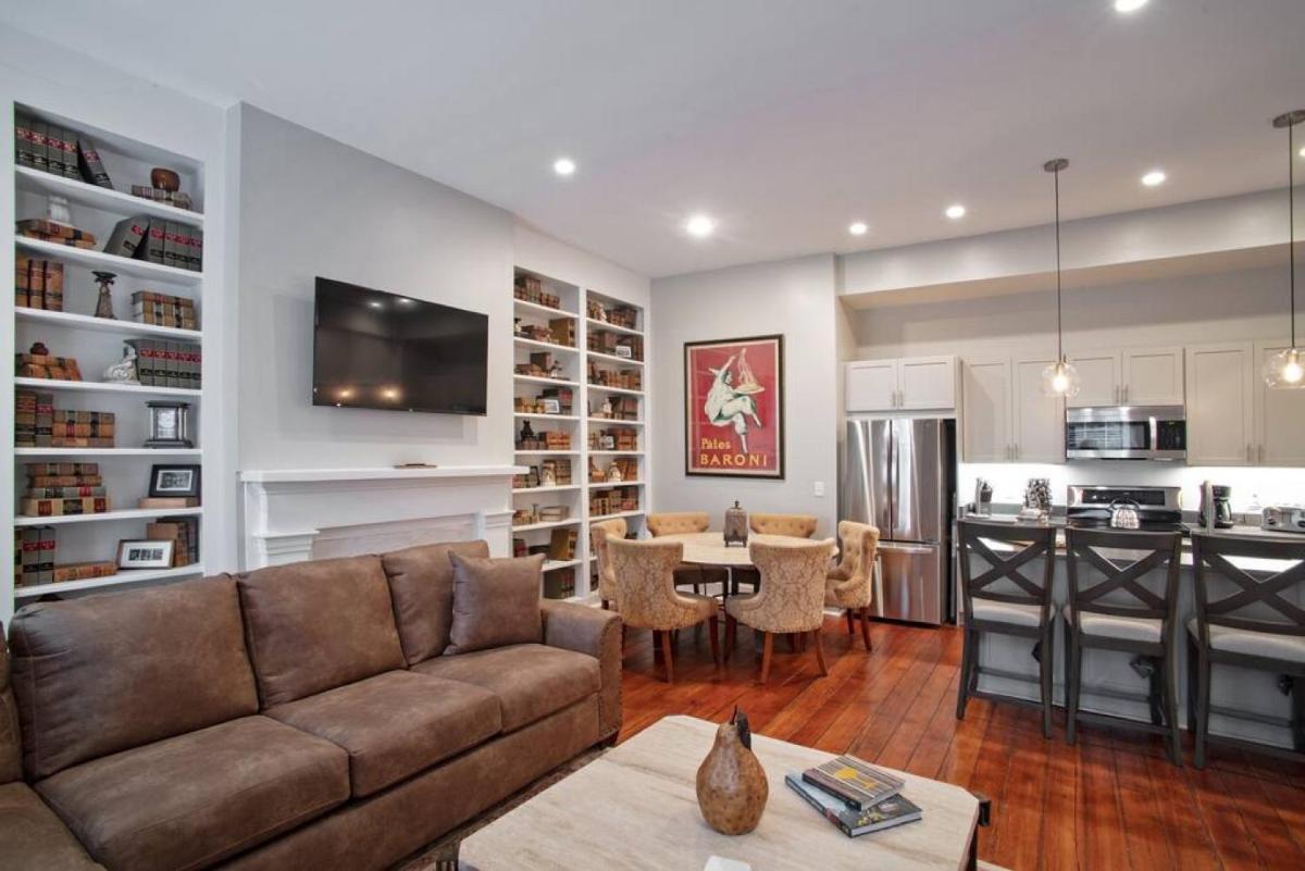 Sophisticated Historic Remodeled 9 bedroom Home - Housity
