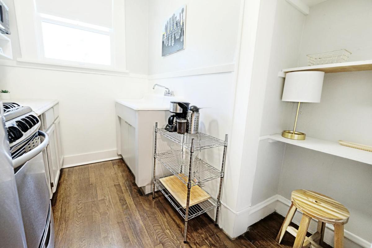 The 1920s Mainstay Studio Flat on Lower Greenville - Housity
