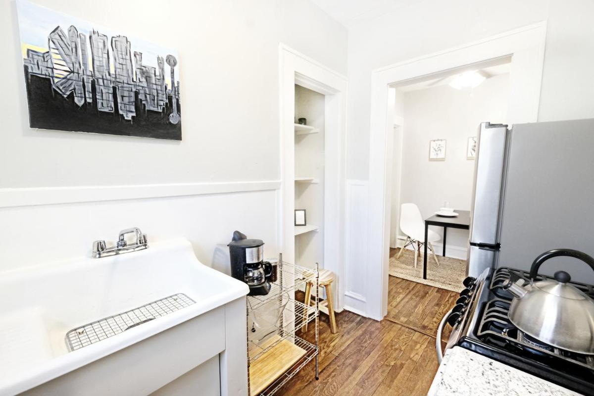 The 1920s Mainstay Studio Flat on Lower Greenville - Housity