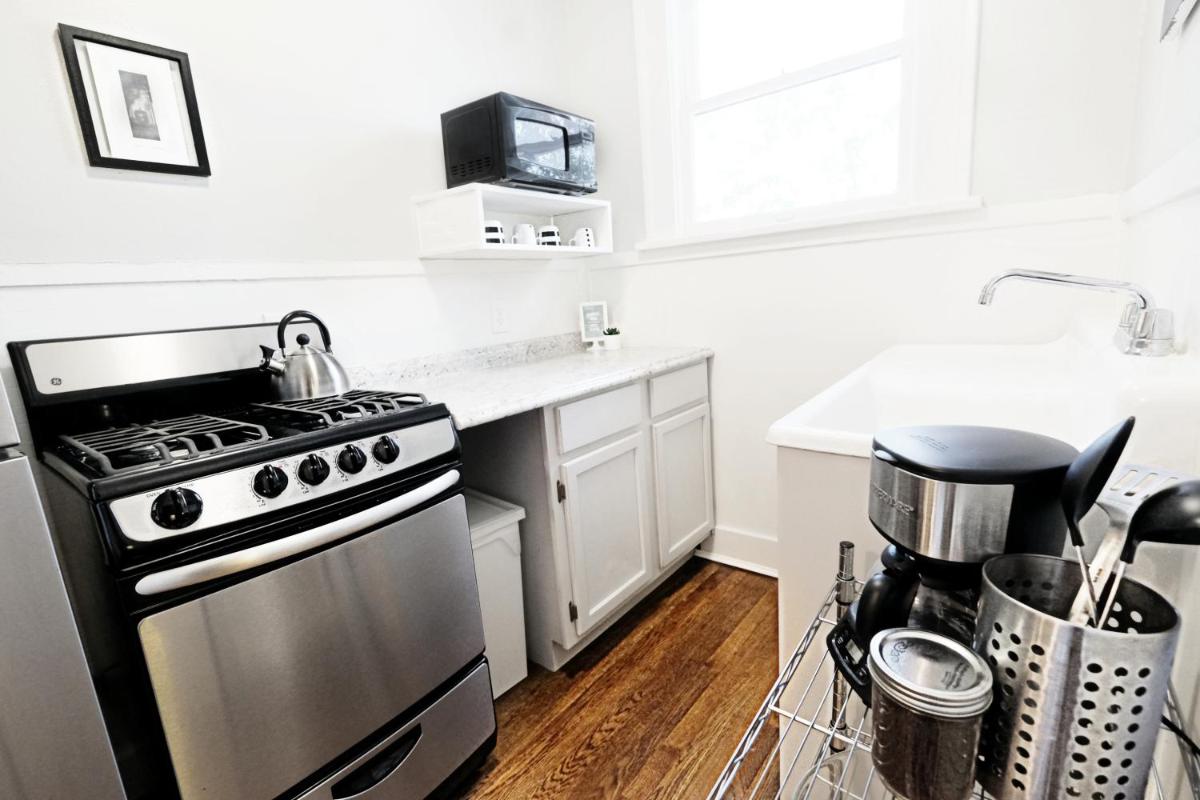 The 1920s Mainstay Studio Flat on Lower Greenville - Housity