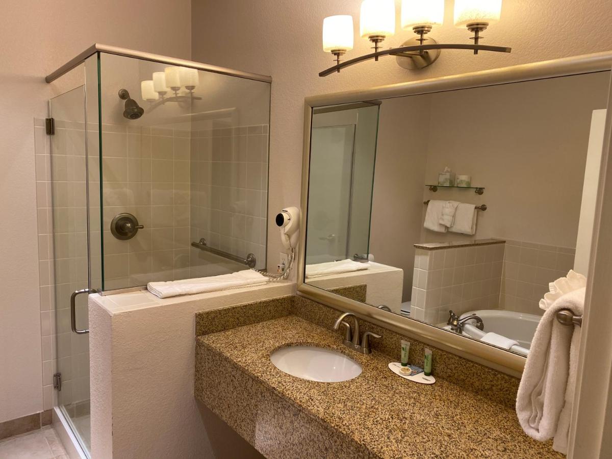 A Riverside Inn Travelodge by Wyndham - Housity
