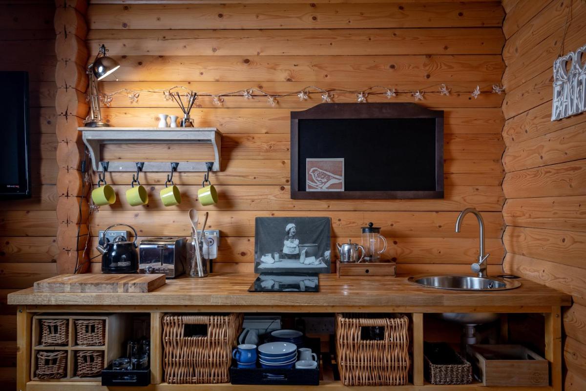 Redlands Country Lodge - 3 apartments with hot tubs - Housity