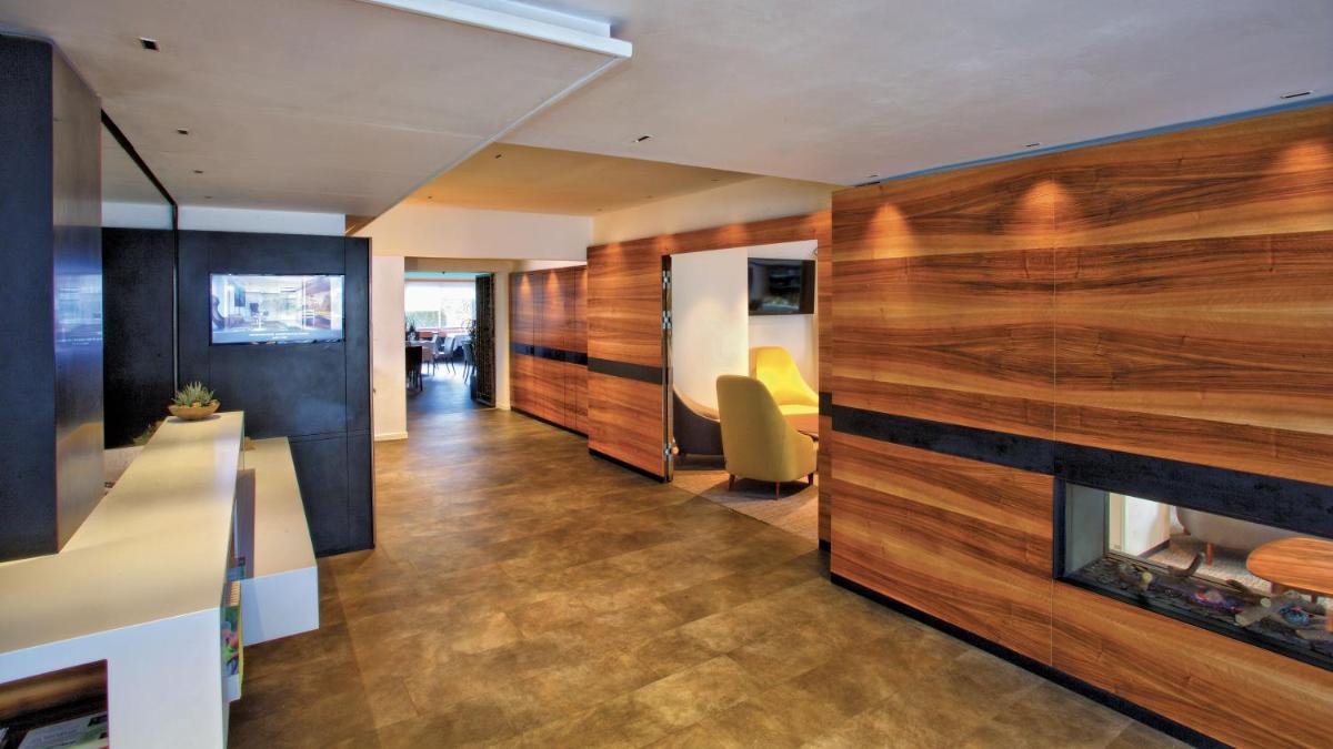 Télévision ou salle de divertissement dans l'établissement Logis Hotel Restaurant Spa Beau Site