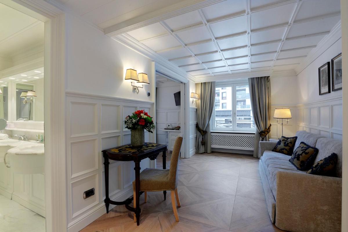 Coin salon dans l'établissement Grand Hôtel des Alpes