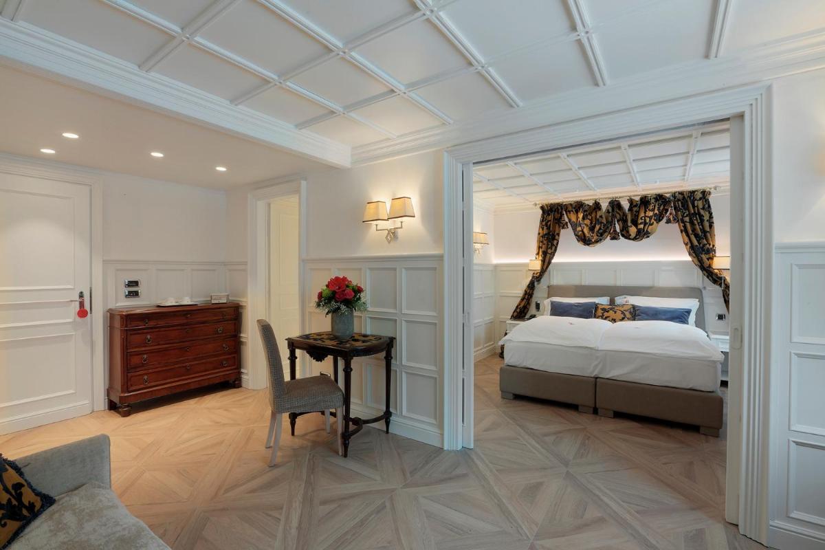 Un ou plusieurs lits dans un hébergement de l'établissement Grand Hôtel des Alpes
