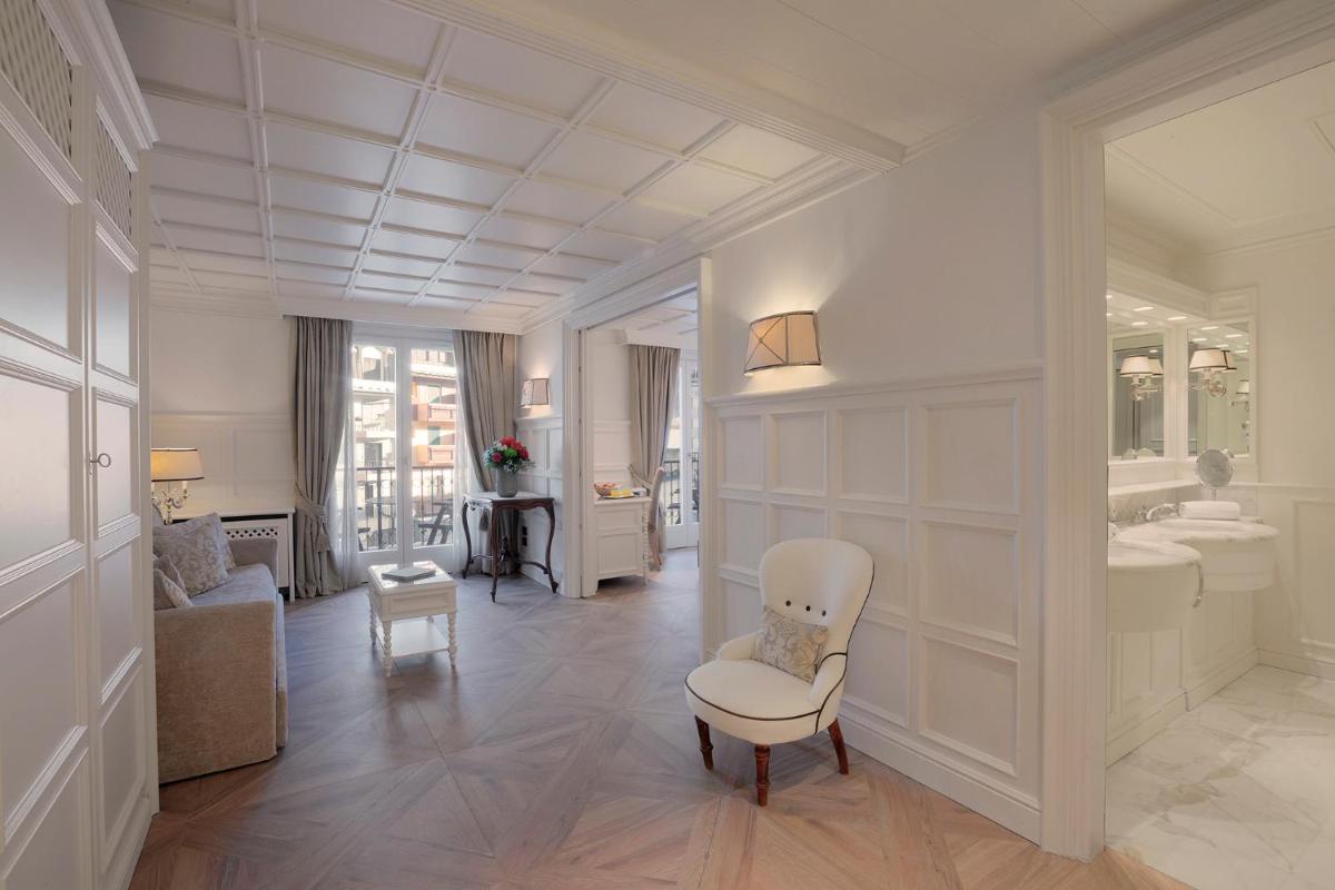 - un salon avec un canapé et une chaise dans l'établissement Grand Hôtel des Alpes, à Chamonix-Mont-Blanc