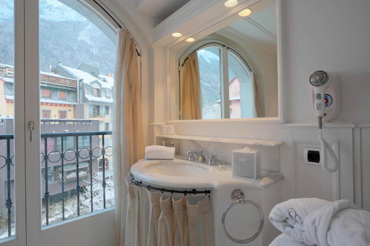 Salle de bains dans l'établissement Grand Hôtel des Alpes