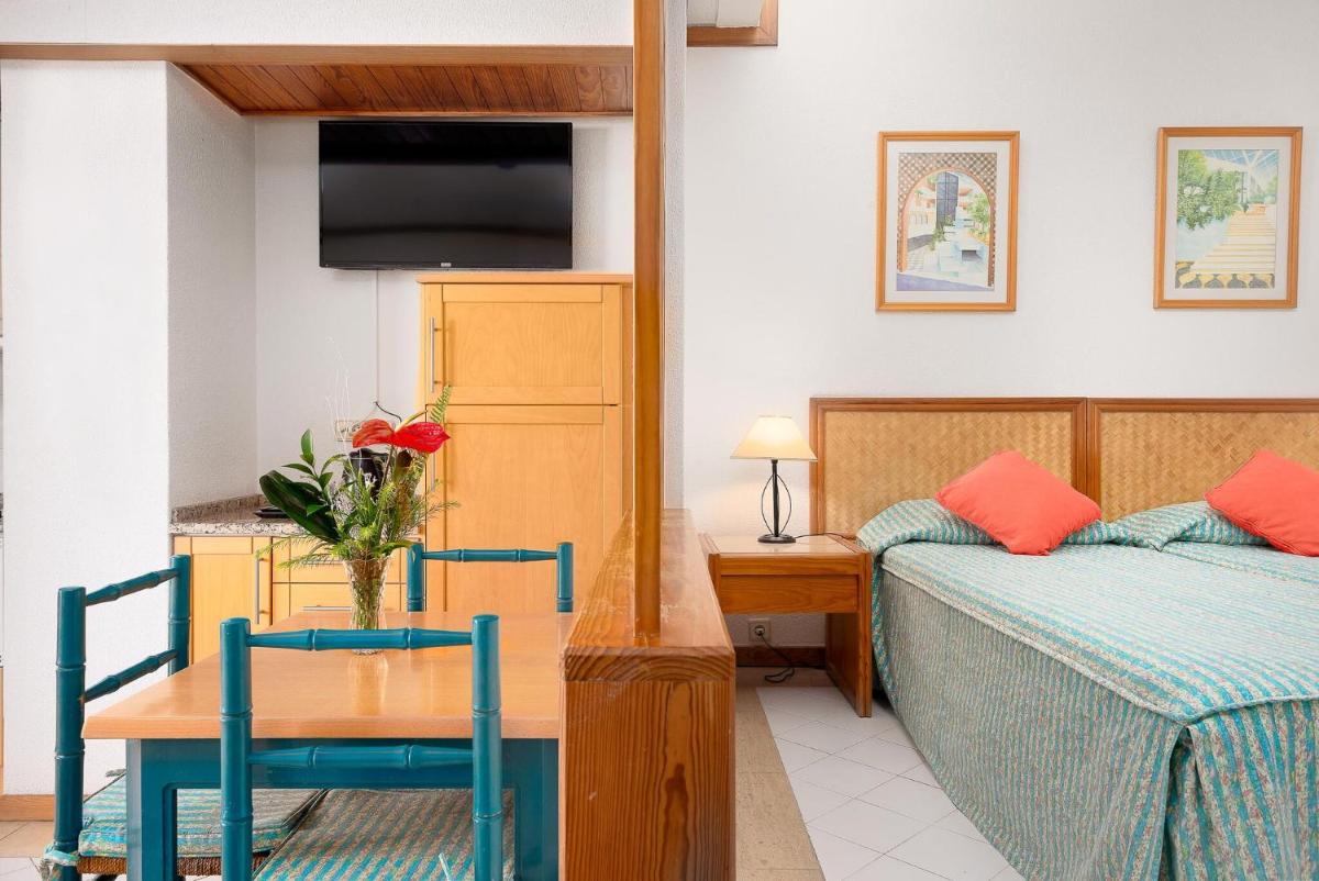 Uma cama ou camas num quarto em Muthu Oura Praia Hotel