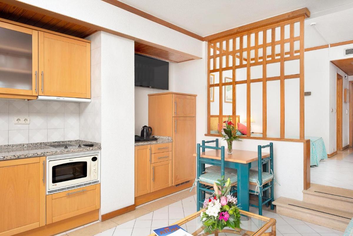 A cozinha ou kitchenette de Muthu Oura Praia Hotel