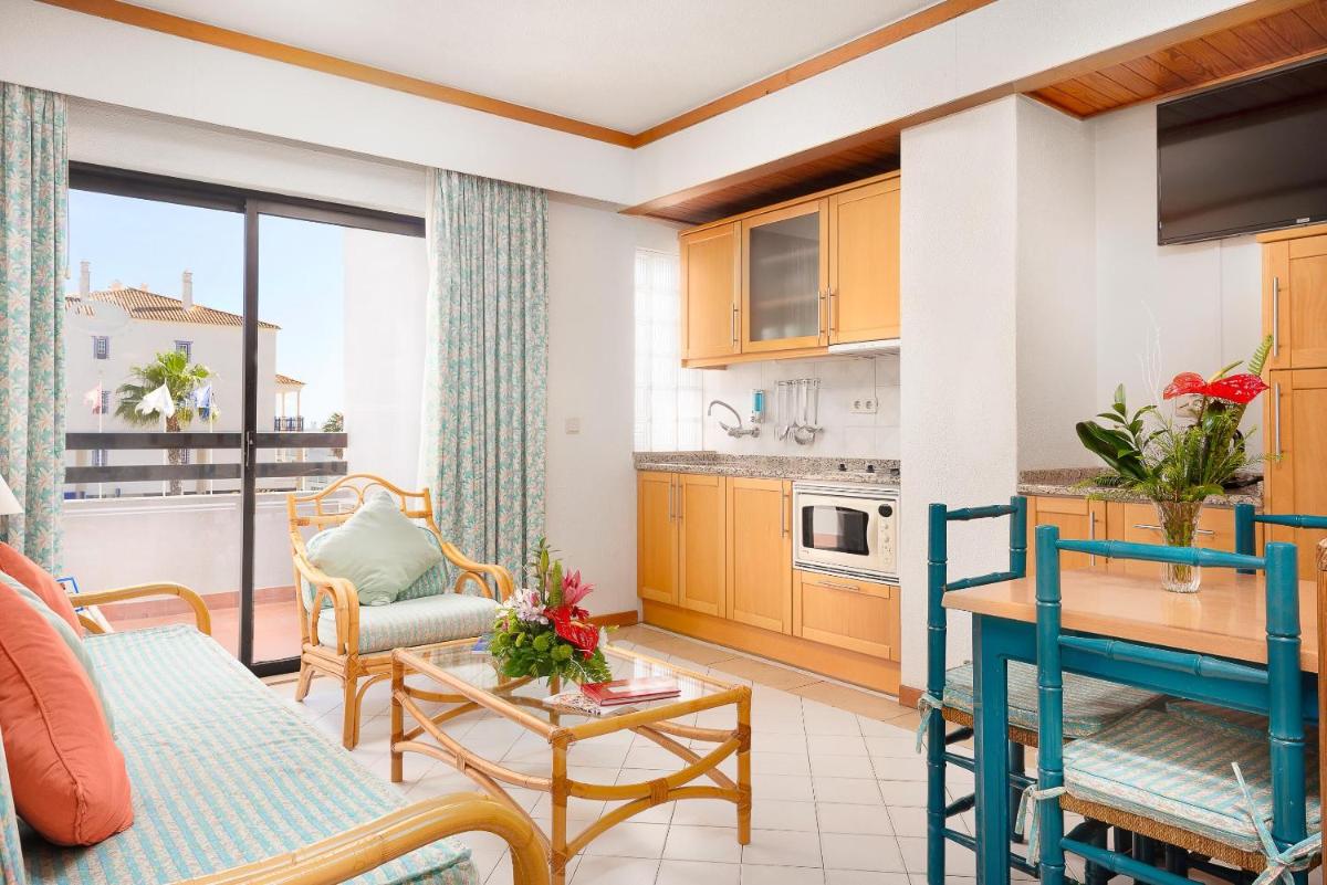 A cozinha ou kitchenette de Muthu Oura Praia Hotel