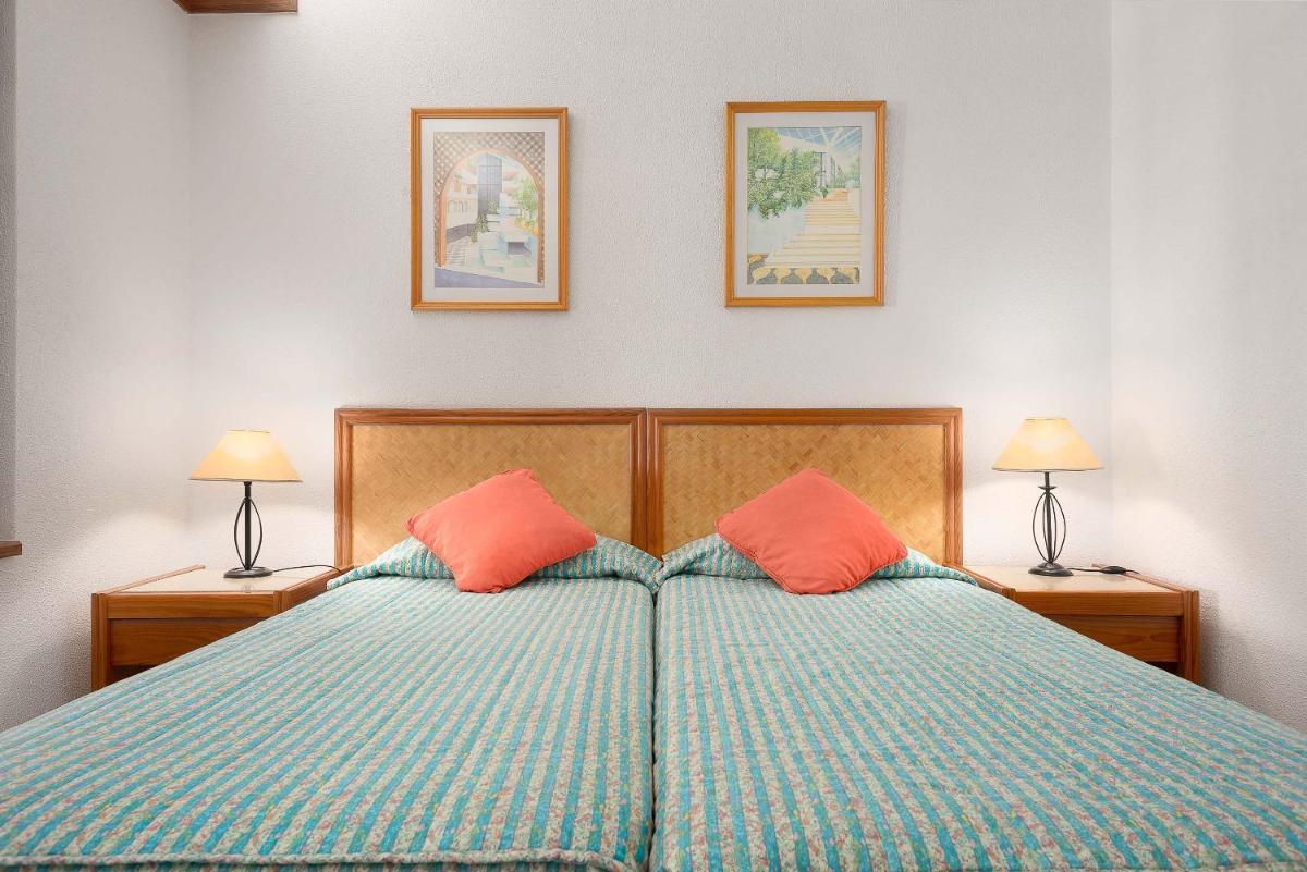 Uma cama ou camas num quarto em Muthu Oura Praia Hotel
