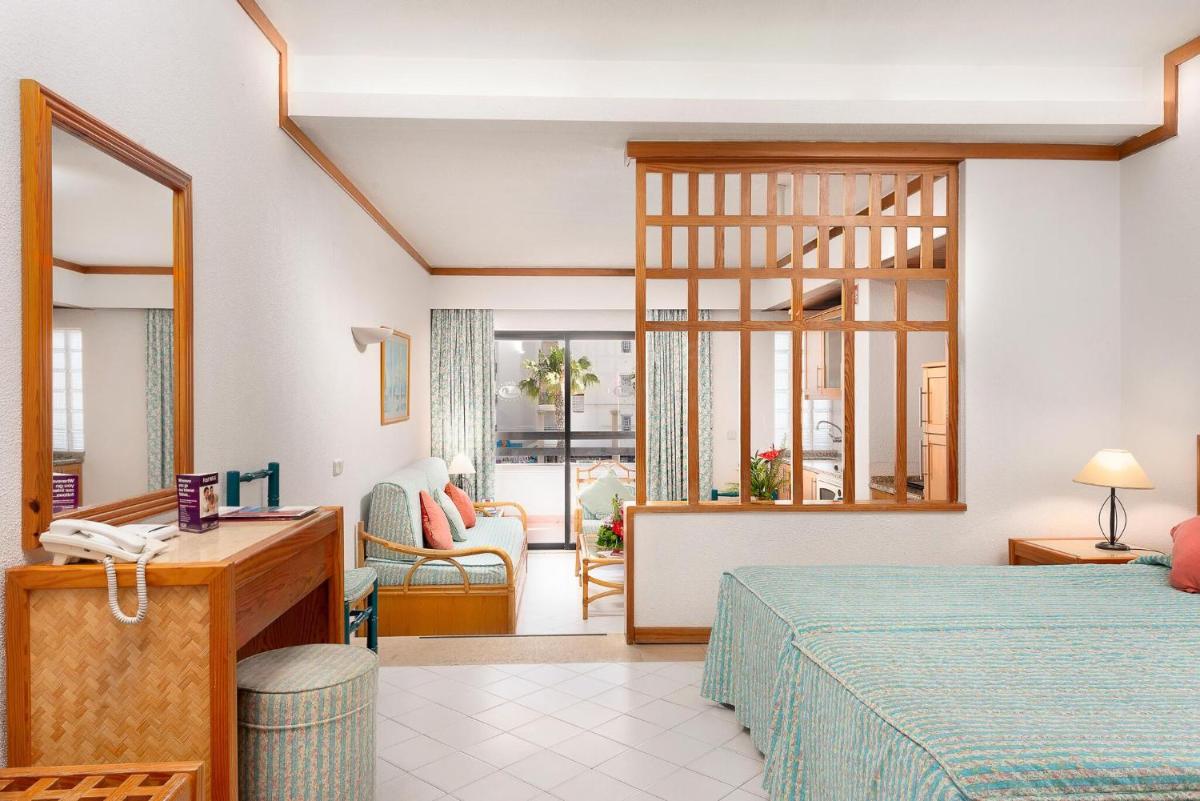 Uma cama ou camas num quarto em Muthu Oura Praia Hotel