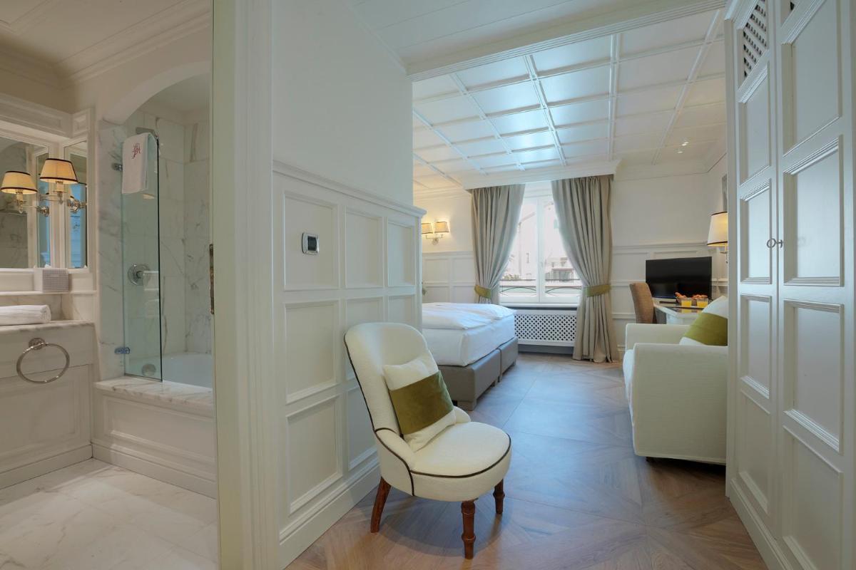 Un ou plusieurs lits dans un hébergement de l'établissement Grand Hôtel des Alpes