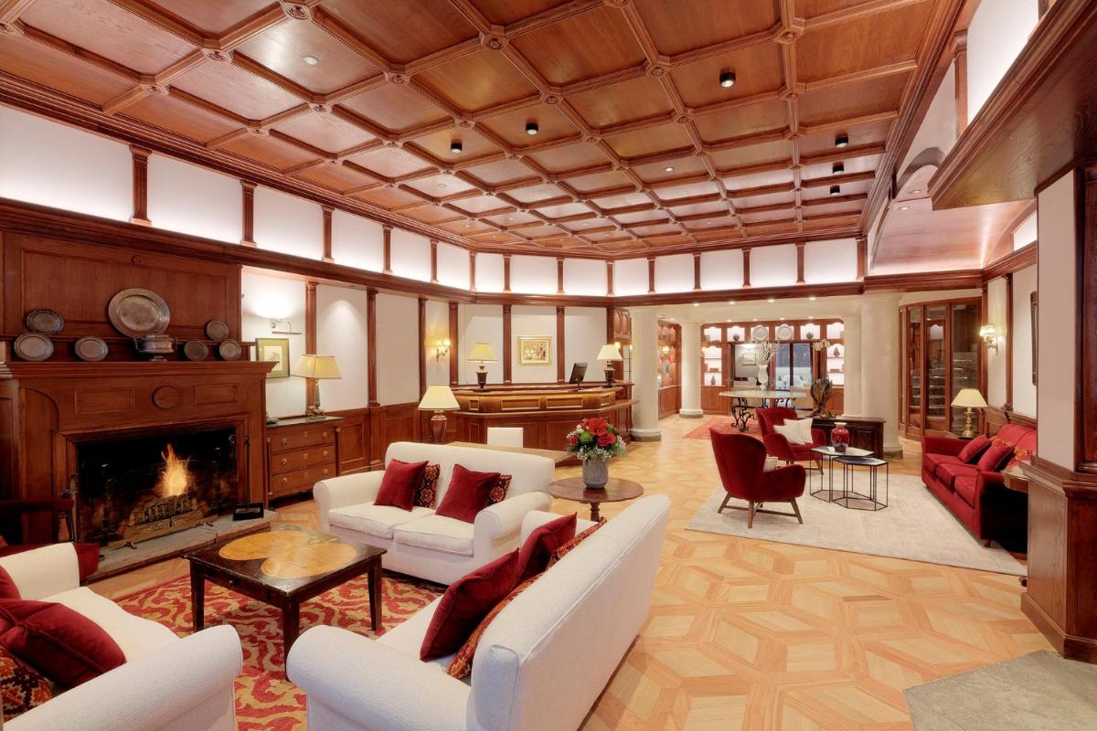 Coin salon dans l'établissement Grand Hôtel des Alpes