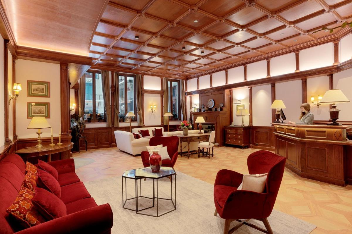 Coin salon dans l'établissement Grand Hôtel des Alpes