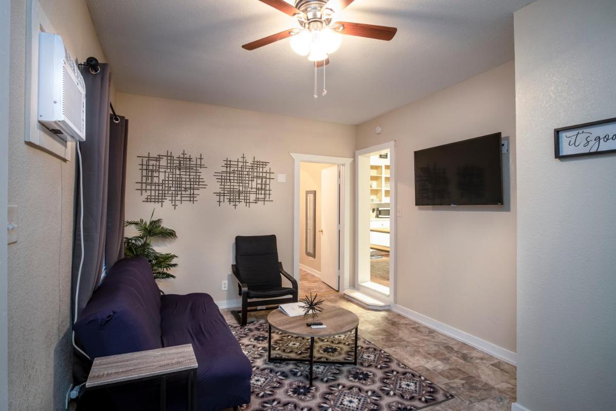 Cozy Downtown Guest House 2BR/1BA Sleeps 8 - Housity