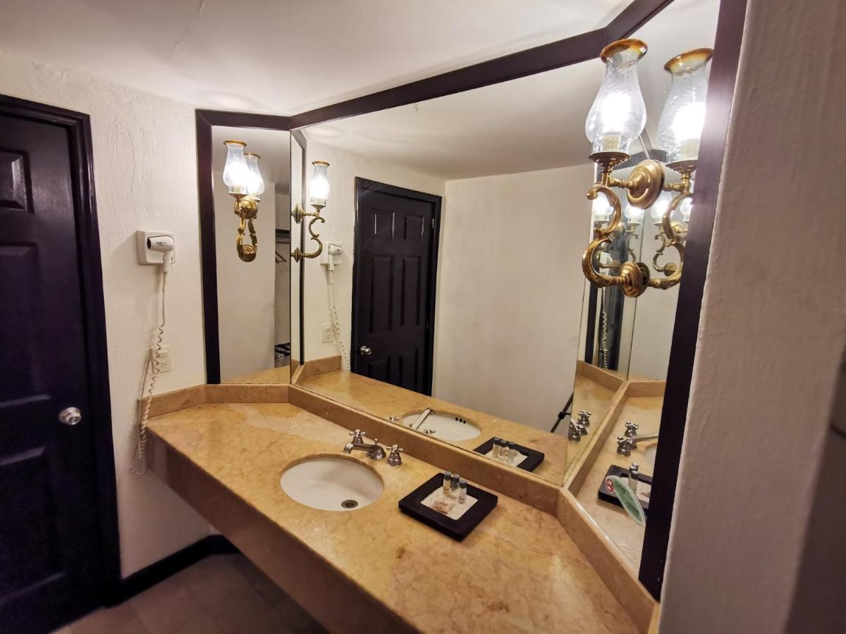 Country Hotel & Suites - Housity