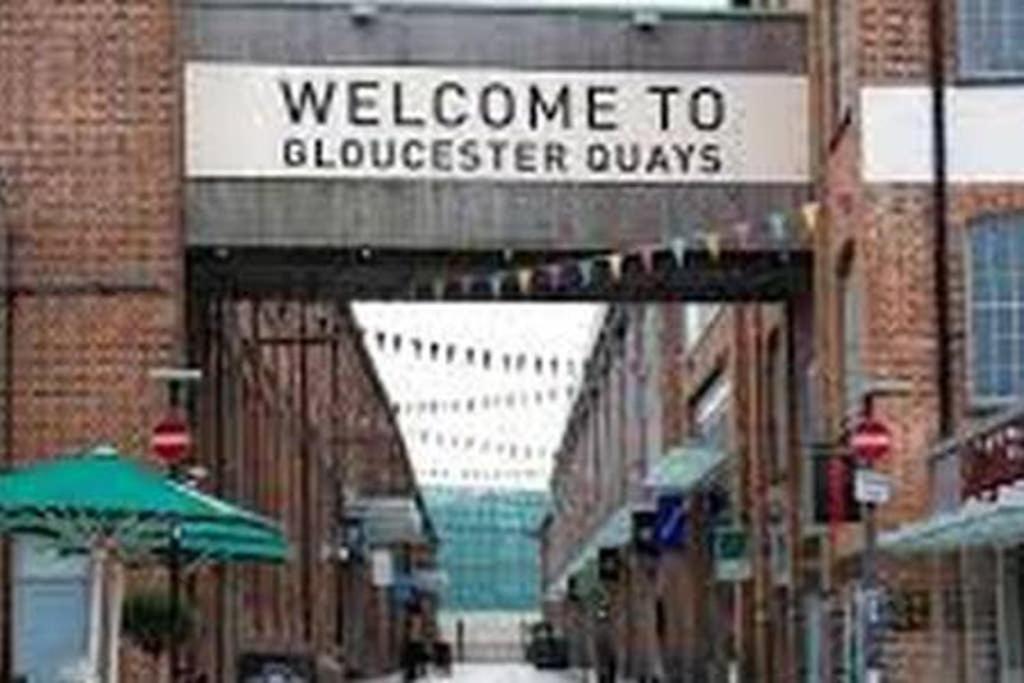 Spacious  Close To Gloucester Quays And Docks - Housity