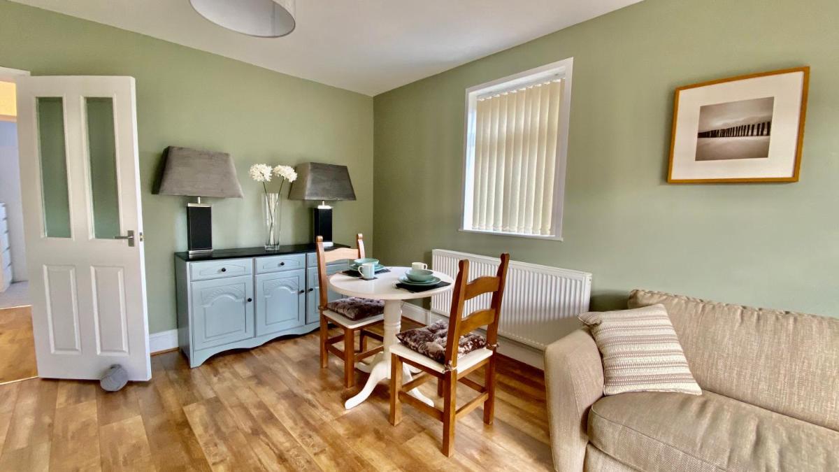 Self contained 1 Bedroom bungalow with private decking - Housity