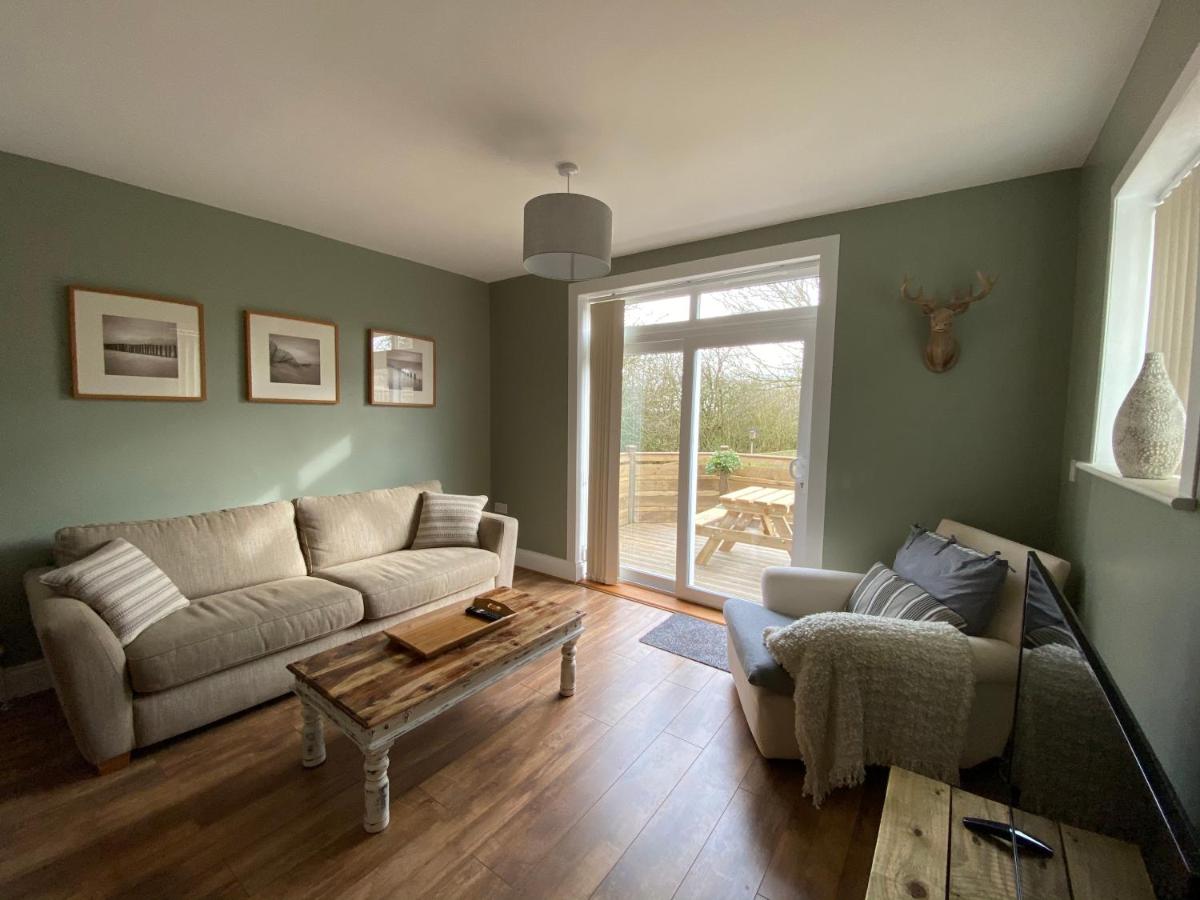 Self contained 1 Bedroom bungalow with private decking - Housity