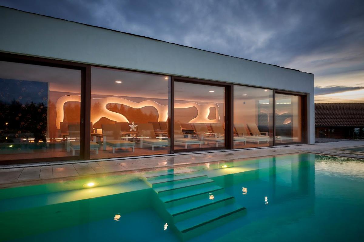 Der Swimmingpool an oder in der Nähe von Der Birkenhof Spa & Genuss Resort