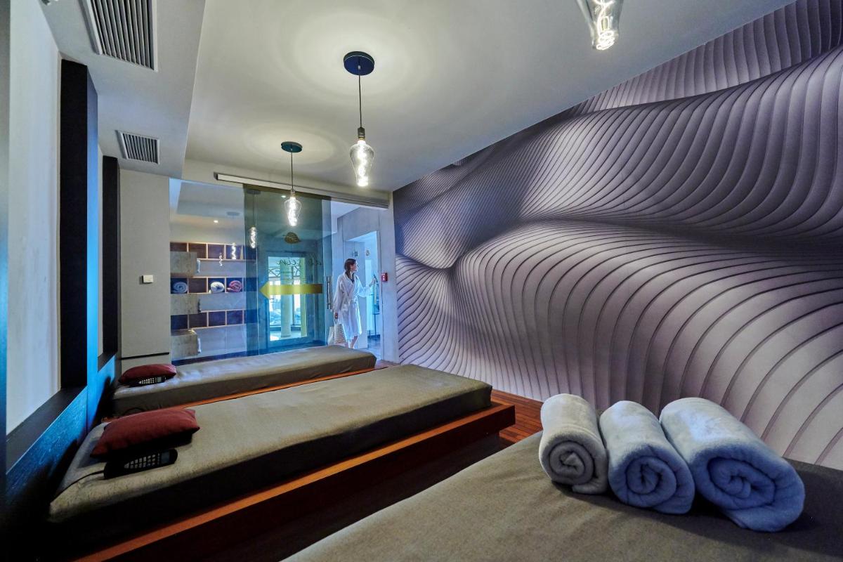 Ein Bett oder Betten in einem Zimmer der Unterkunft Der Birkenhof Spa & Genuss Resort