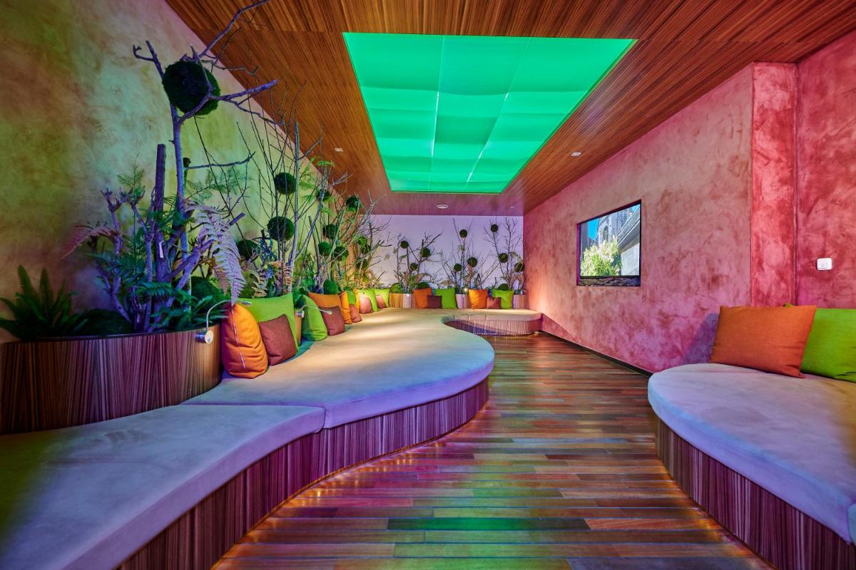 Ein Bett oder Betten in einem Zimmer der Unterkunft Der Birkenhof Spa & Genuss Resort