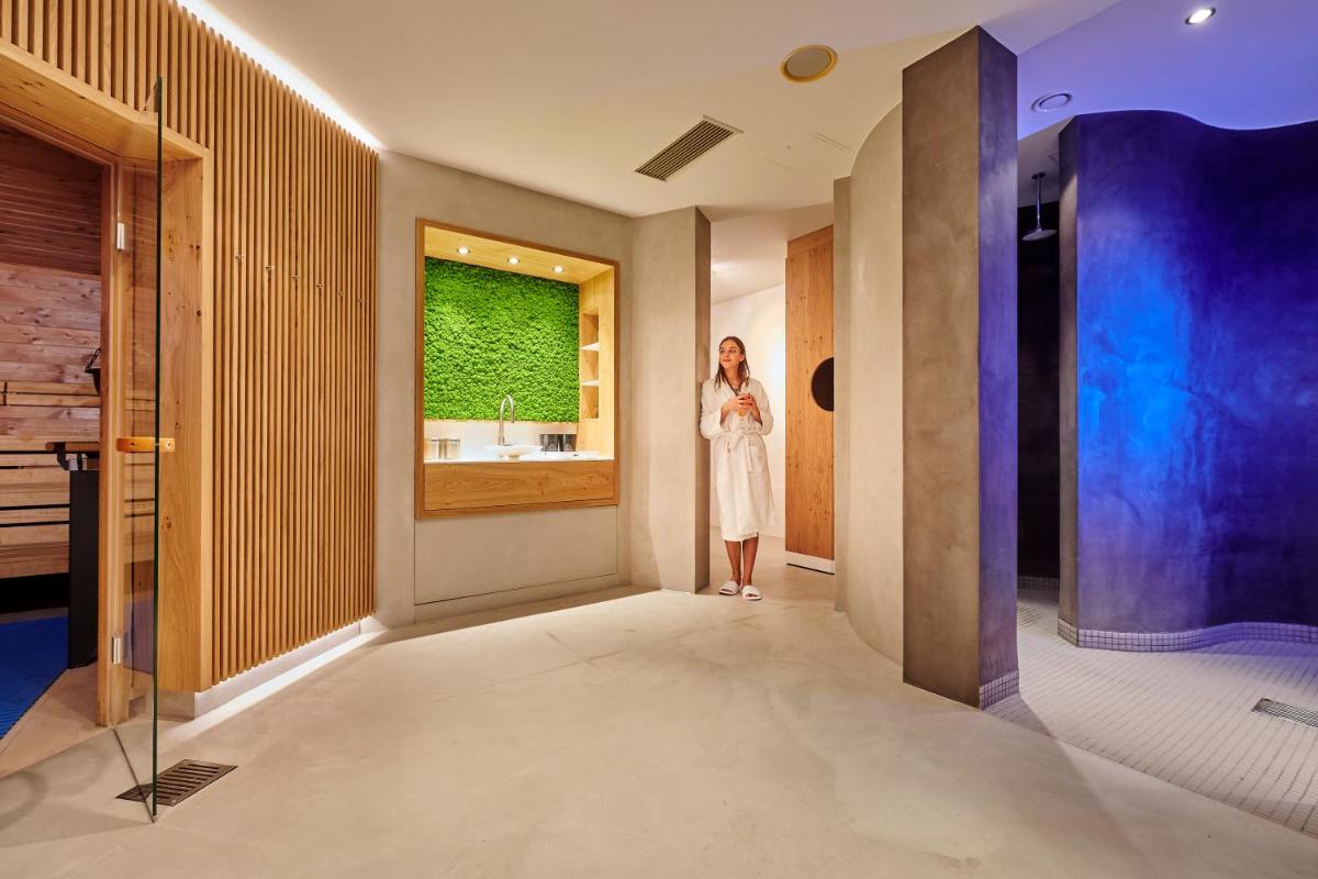 Ein Bett oder Betten in einem Zimmer der Unterkunft Der Birkenhof Spa & Genuss Resort