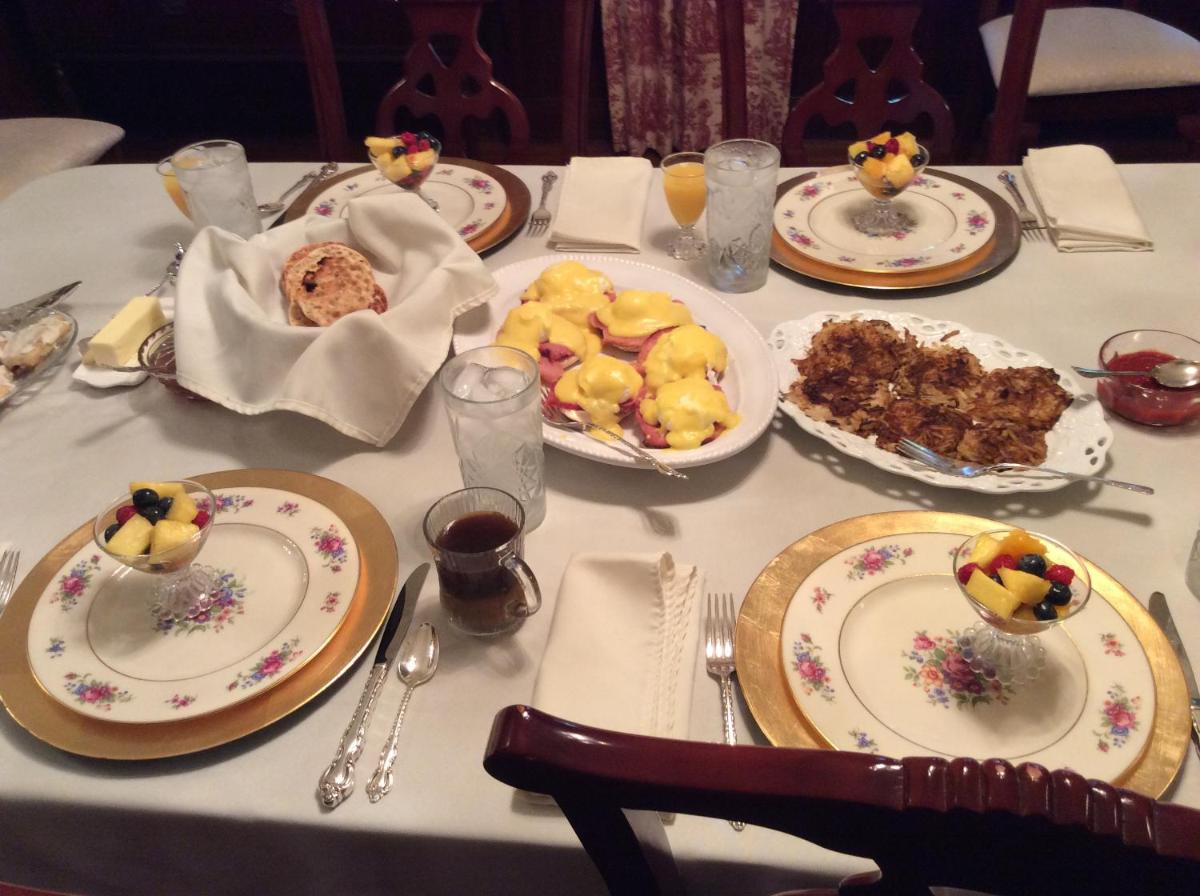 Adair Manor Bed & Breakfast - Housity