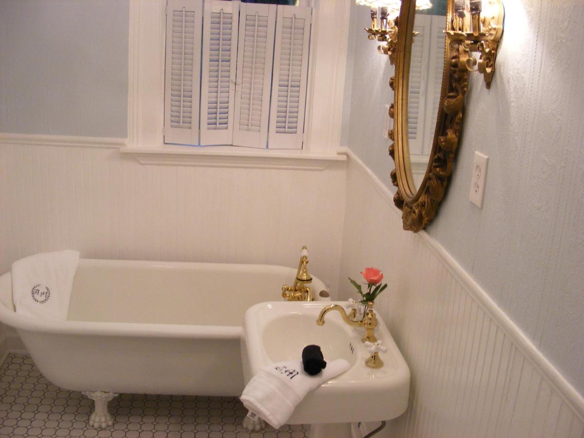 Adair Manor Bed & Breakfast - Housity