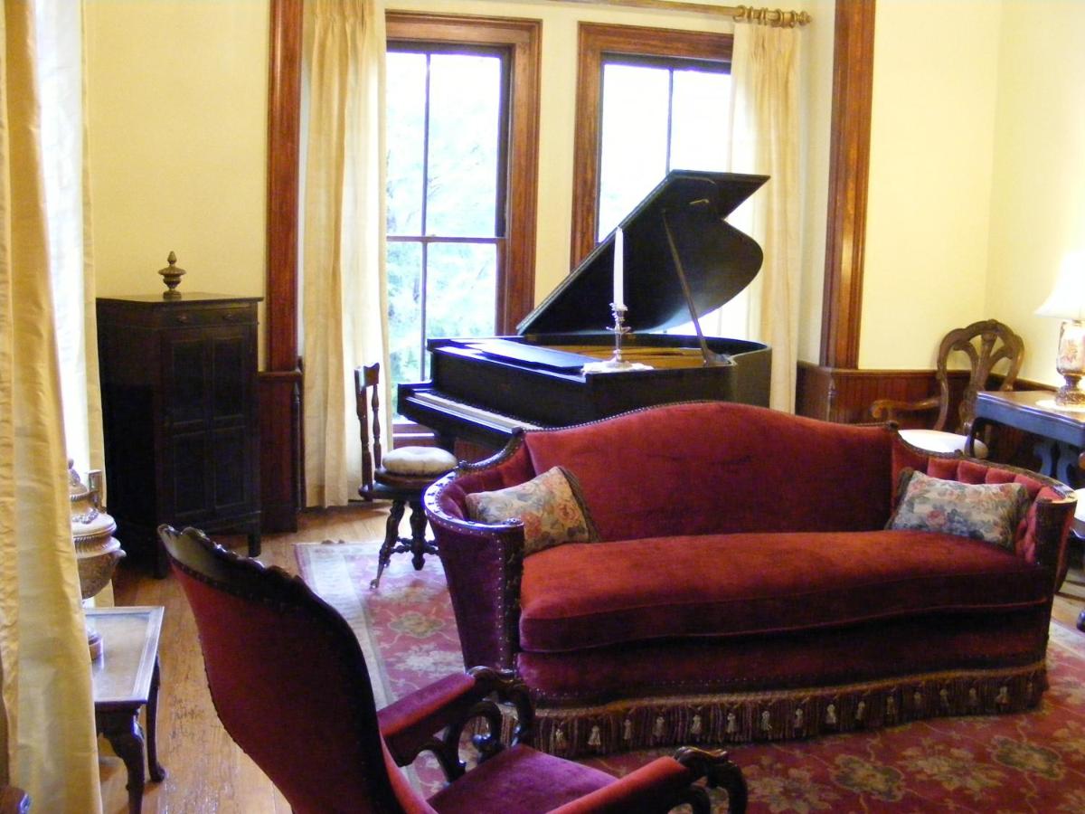 Adair Manor Bed & Breakfast - Housity