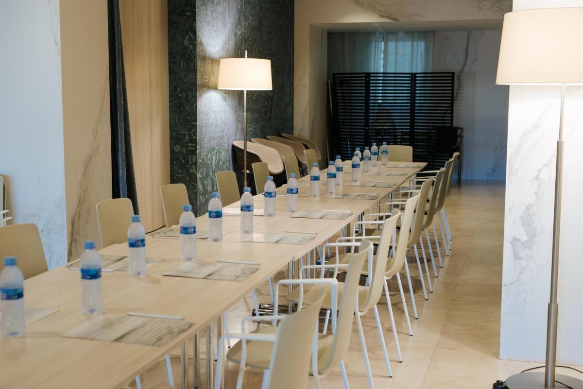 Un restaurante o sitio para comer en Hotel Neptuno Playa & Spa