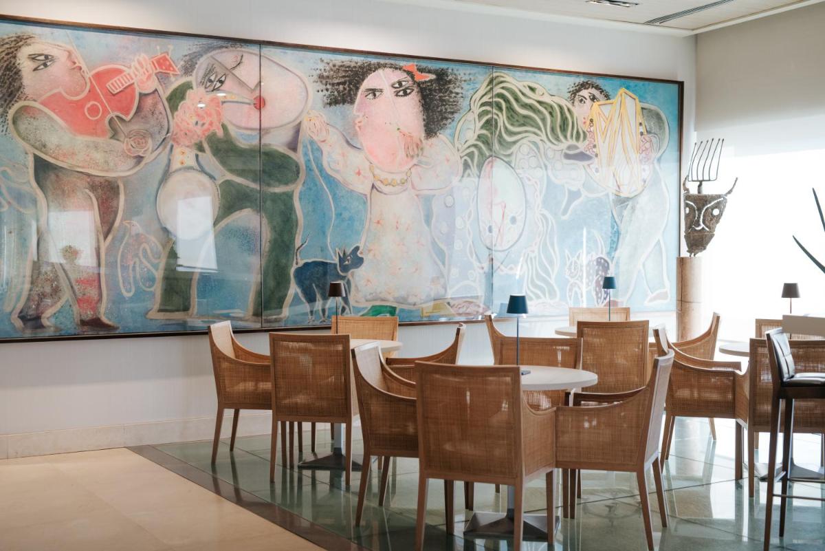 Un restaurante o sitio para comer en Hotel Neptuno Playa & Spa