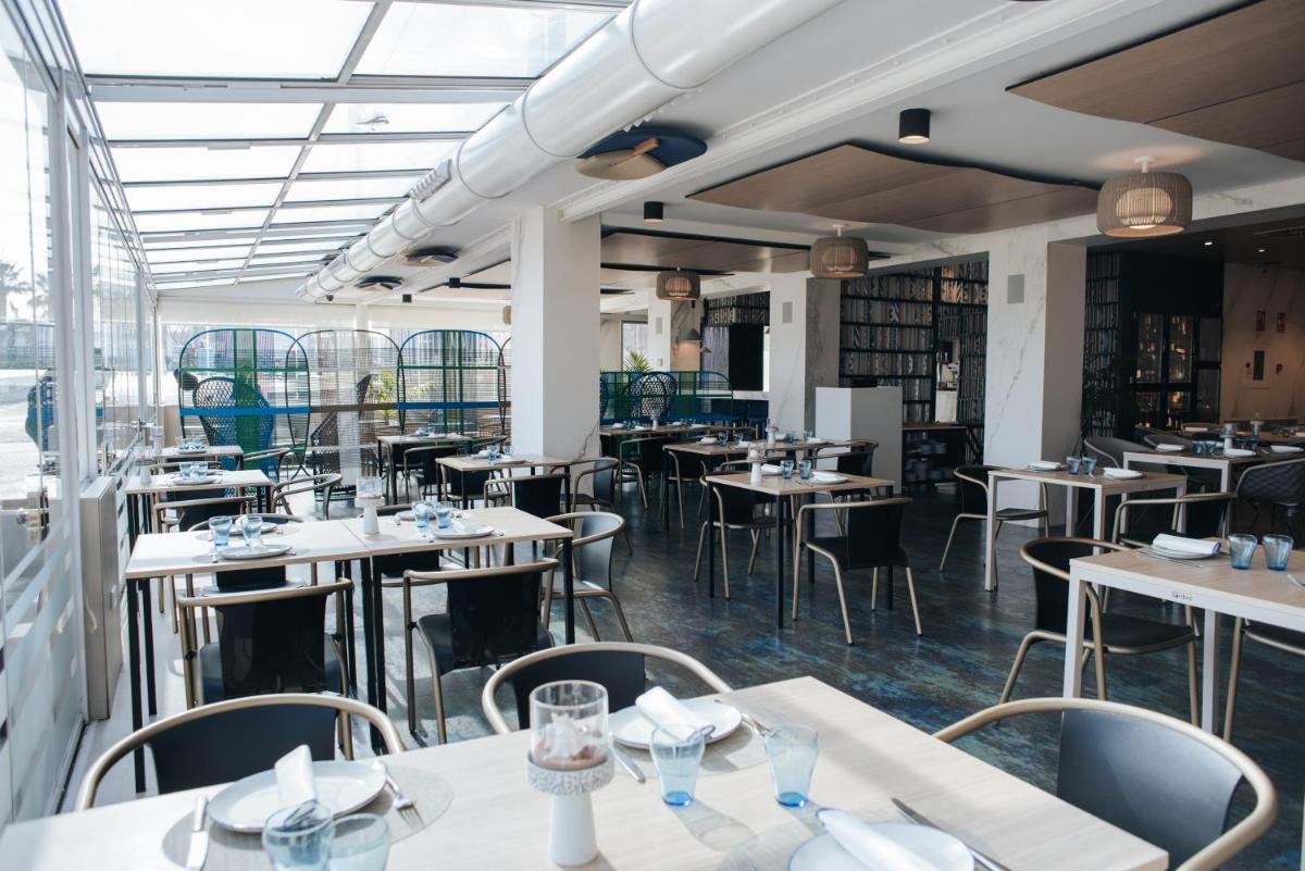 Un restaurante o sitio para comer en Hotel Neptuno Playa & Spa