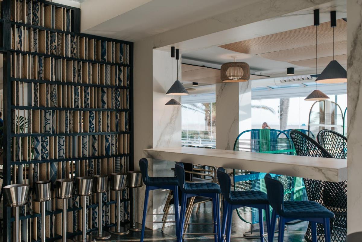 Un restaurante o sitio para comer en Hotel Neptuno Playa & Spa