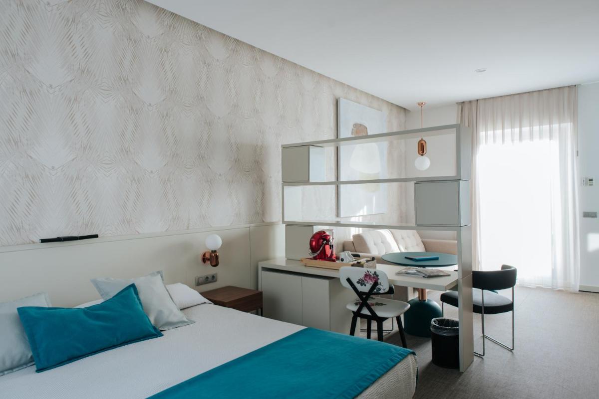 Cama o camas de una habitación en Hotel Neptuno Playa & Spa