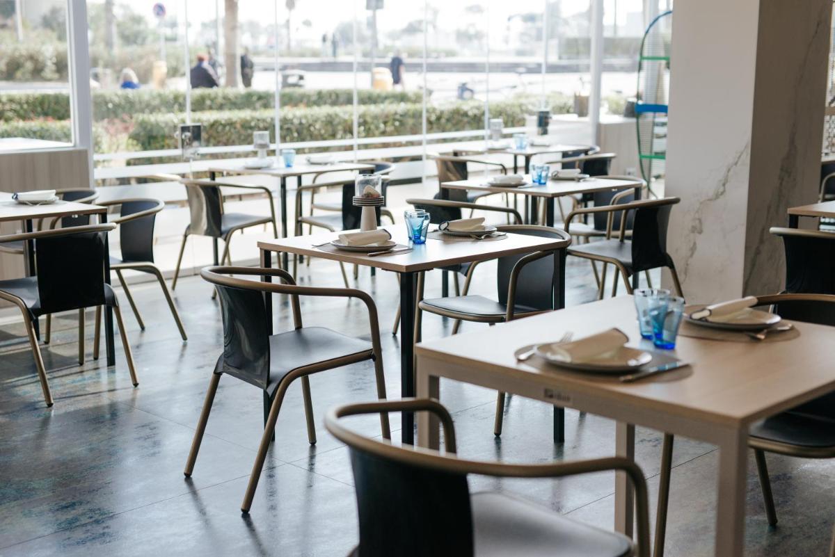 Un restaurante o sitio para comer en Hotel Neptuno Playa & Spa
