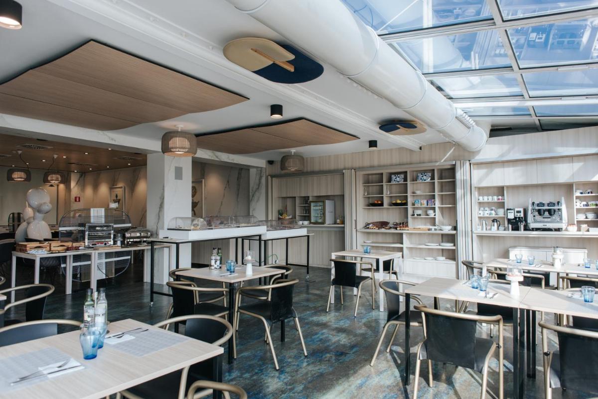 Un restaurante o sitio para comer en Hotel Neptuno Playa & Spa