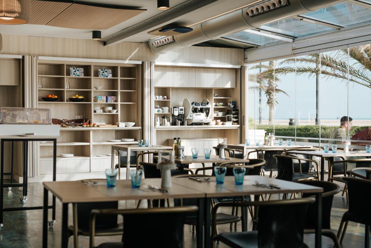 Un restaurante o sitio para comer en Hotel Neptuno Playa & Spa