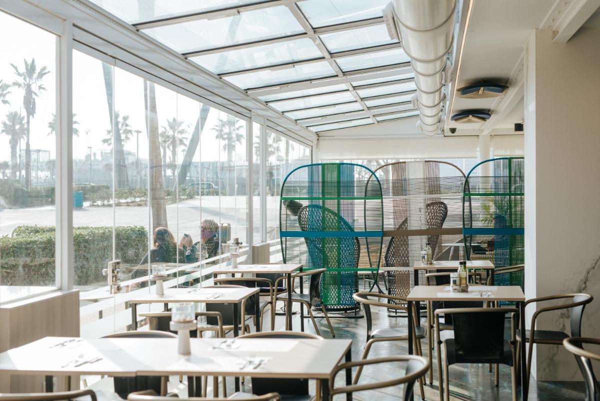 Un restaurante o sitio para comer en Hotel Neptuno Playa & Spa